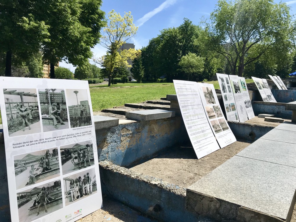 Víkend otevřených zahrad 2019 - Vzpomínkové panely parku Střed s fotografiemi ze 70. a 80. let